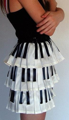 Muzyczna sukienka pianino